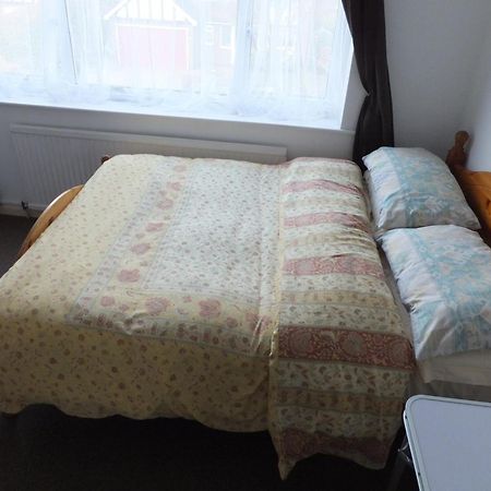 Many Worlds Meet - Eurostar, Wimbledon 30 Mins, Central London, Gatwick 15 Mins - Spacious, Sleeps Up To 16 Plus Cot - Free Wifi, Parking - Next To Lloyd Park, Great For Families, Walkers, Relocators - Ideal For Contractors Croydon Zewnętrze zdjęcie