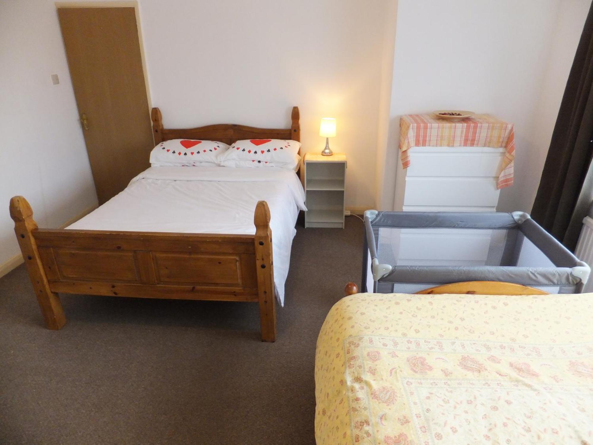 Many Worlds Meet - Eurostar, Wimbledon 30 Mins, Central London, Gatwick 15 Mins - Spacious, Sleeps Up To 16 Plus Cot - Free Wifi, Parking - Next To Lloyd Park, Great For Families, Walkers, Relocators - Ideal For Contractors Croydon Zewnętrze zdjęcie