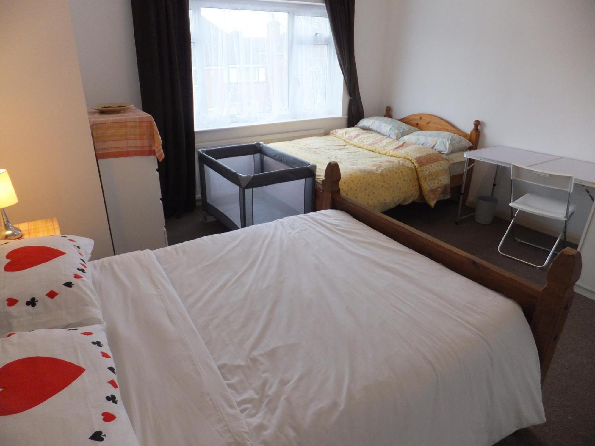 Many Worlds Meet - Eurostar, Wimbledon 30 Mins, Central London, Gatwick 15 Mins - Spacious, Sleeps Up To 16 Plus Cot - Free Wifi, Parking - Next To Lloyd Park, Great For Families, Walkers, Relocators - Ideal For Contractors Croydon Zewnętrze zdjęcie